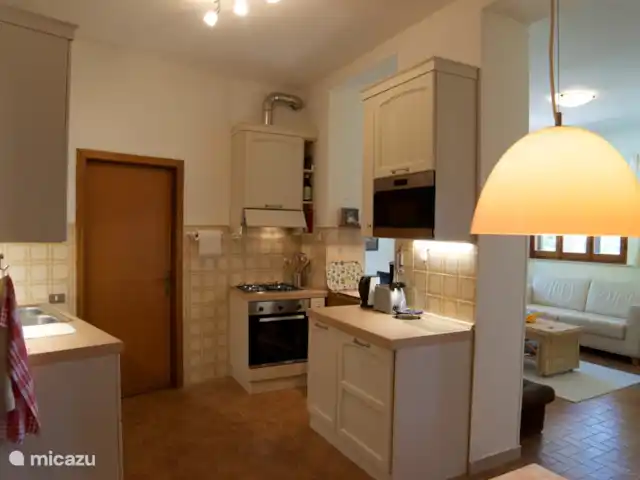 Location de Vacances Italie, Ombrie, Bettona, villa - Belle maison de vacances avec piscine Cuisine appartement au rez-de-chaussée. Cuisinière et hotte, micro-onde