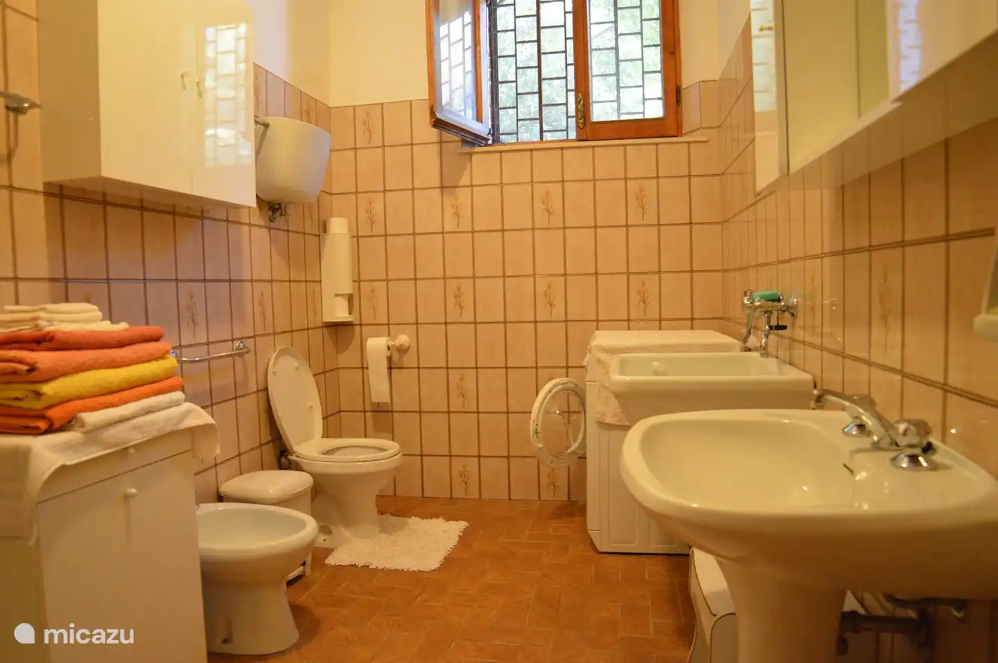 Amplio cuarto de baño con ducha, bidet, WC. Lavadora en esta habitación.