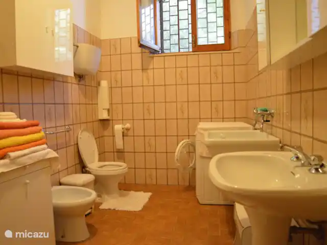 Location de Vacances Italie, Ombrie, Bettona, villa - Belle maison de vacances avec piscine Salle de bain spacieuse avec douche, bidet, WC. Machine à laver dans cette pièce.