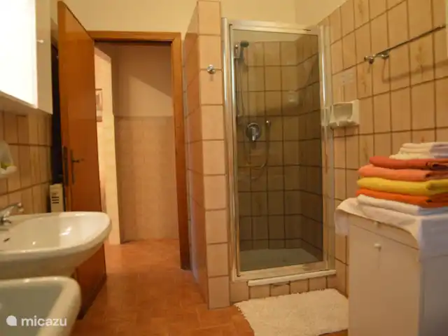 Location de Vacances Italie, Ombrie, Bettona, villa - Belle maison de vacances avec piscine Douche et lavabo dans l'appartement de la salle de bain