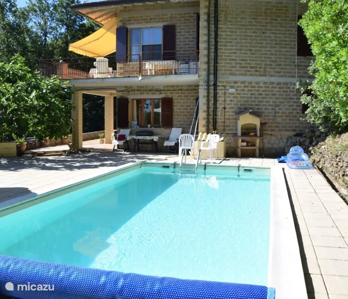 Piscina con vista a la Barbacoa.
