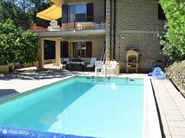Location de Vacances Italie, Ombrie, Bettona, villa - Belle maison de vacances avec piscine Piscine avec vue sur le Barbecue.