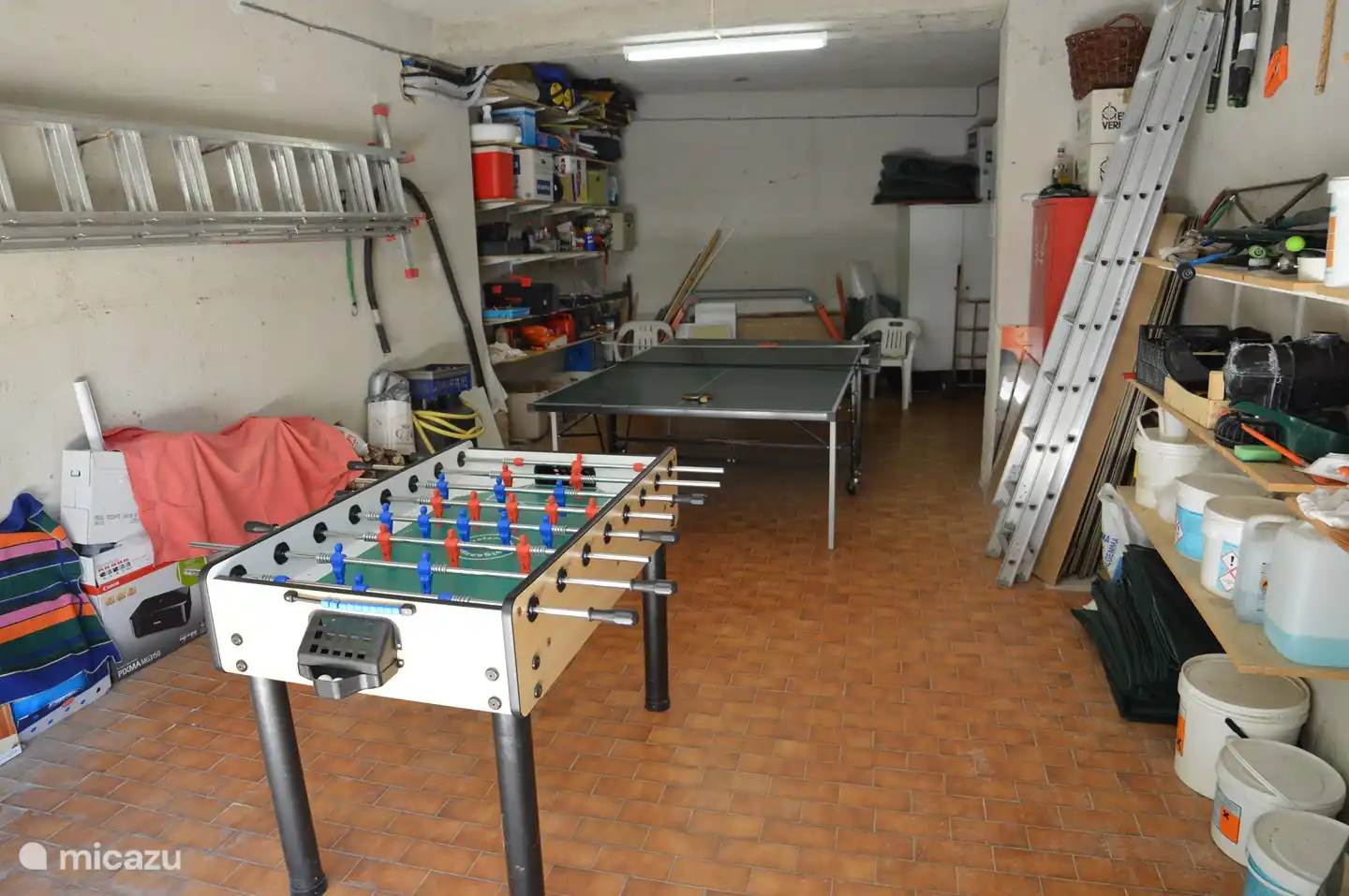 Tenis de mesa y futbolín en el espacioso garaje