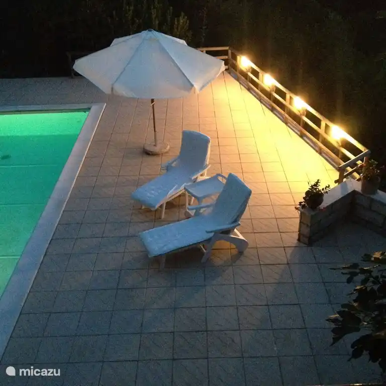 piscina de noche