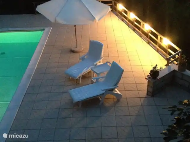 Location de Vacances Italie, Ombrie, Bettona, villa - Belle maison de vacances avec piscine Piscine la nuit