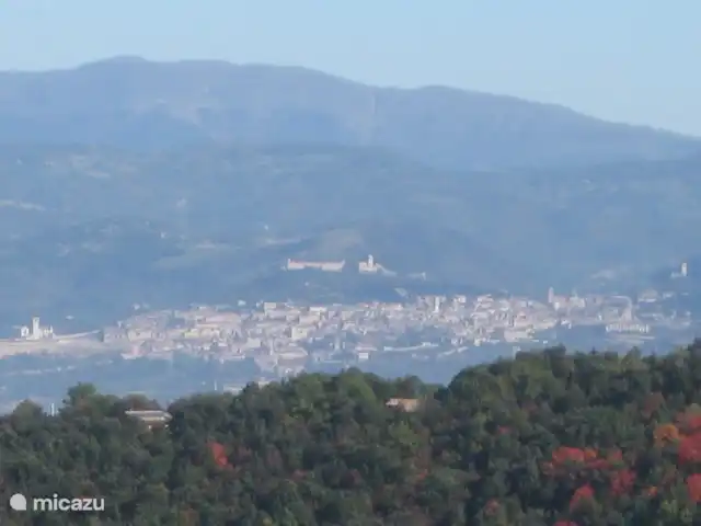 Location de Vacances Italie, Ombrie, Bettona, villa - Belle maison de vacances avec piscine Vue du balcon sur Assise et Monte Subasio