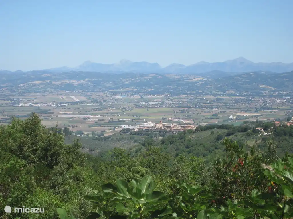 Vista desde el balcón de Bettona, el aeropuerto de Perugia y los Apeninos superiores