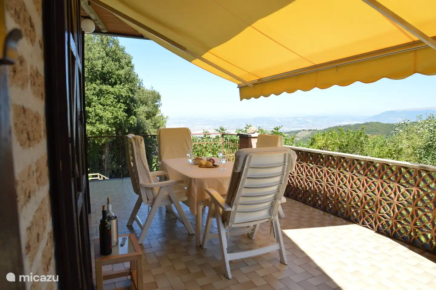 Amplio balcón con hermosas vistas de Asís y los altos Apeninos. Dormitorio, cocina y salón abiertos al balcón. Todo equipado con puertas mosquiteras.