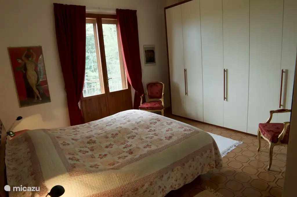 El dormitorio con acceso al gran balcón.