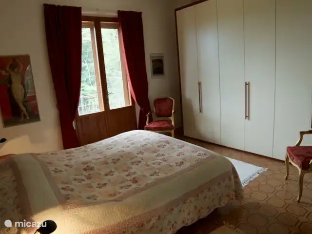 Location de Vacances Italie, Ombrie, Bettona, villa - Belle maison de vacances avec piscine La chambre avec accès au grand balcon.