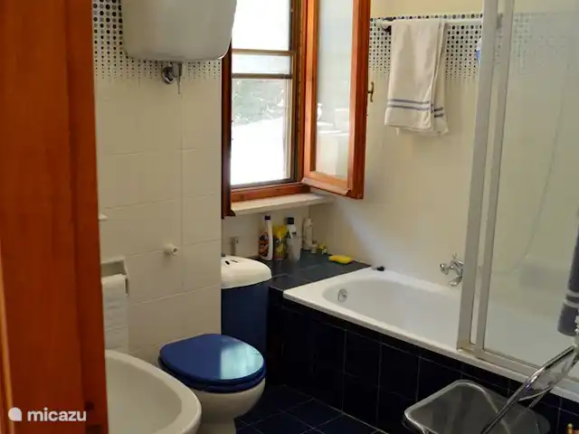 Location de Vacances Italie, Ombrie, Bettona, villa - Belle maison de vacances avec piscine La spacieuse salle de bain 'bleue' avec baignoire, douche, bidet et WC