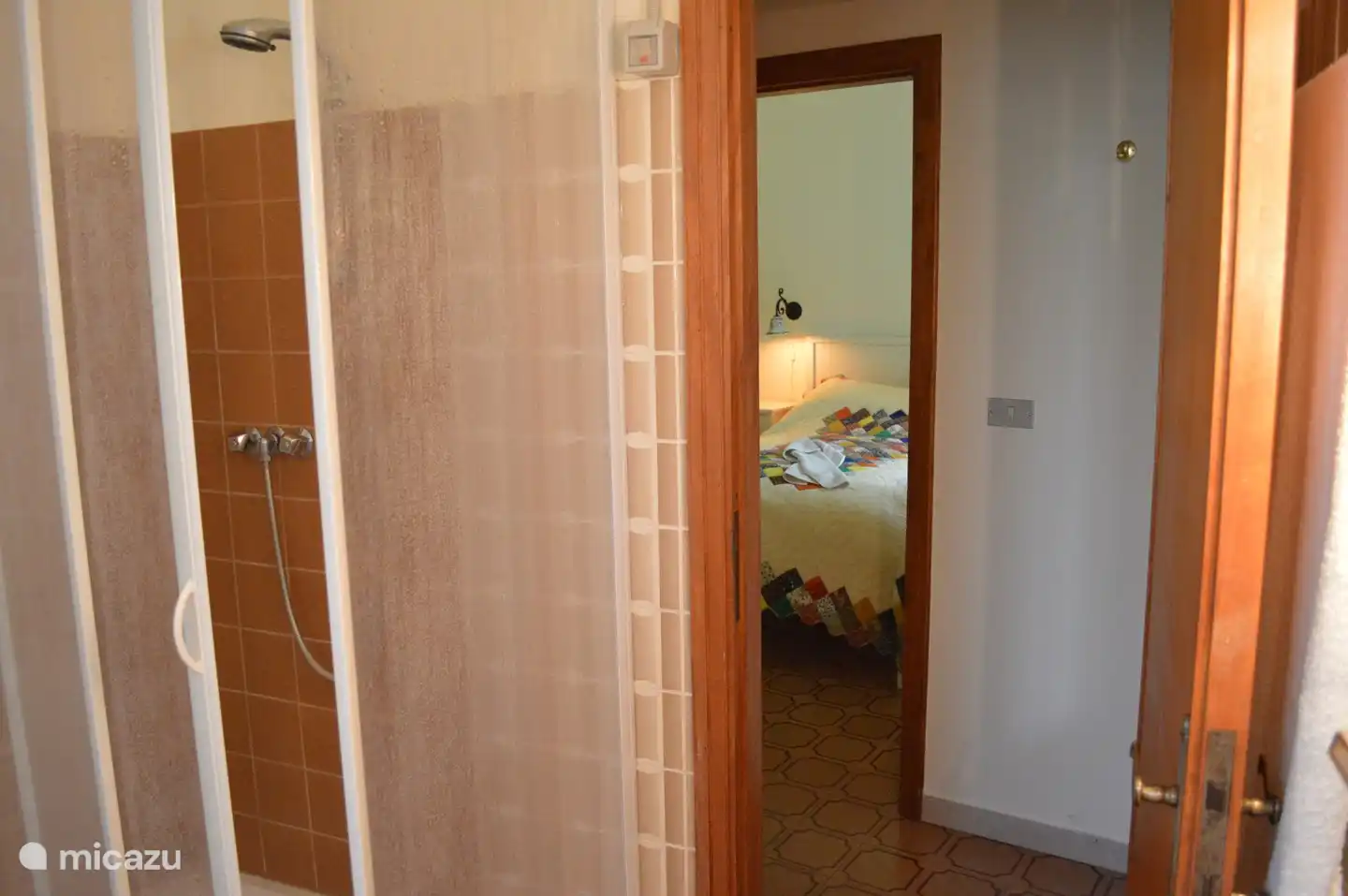 Vista del dormitorio desde el baño asociado.