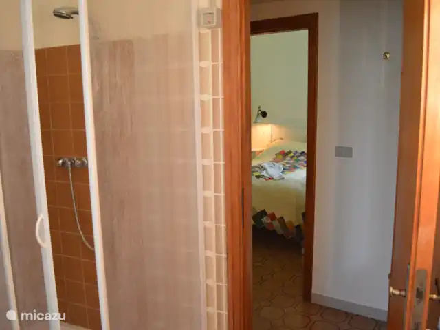 Location de Vacances Italie, Ombrie, Bettona, villa - Belle maison de vacances avec piscine Vue de la chambre depuis la salle de bain associée.