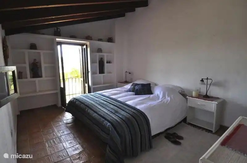 Chambre des maîtres avec salle de bain privée et avec porte-patio et balcon avec vue à couper le souffle.