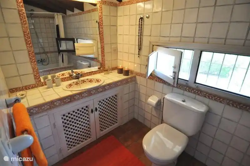Charmante salle de bain avec baignoire et WC.