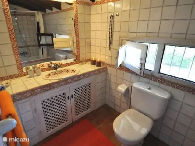 Finca Los Monteros | Espagne, Costa Blanca, Benissa - finca Charmante salle de bain avec baignoire et WC.