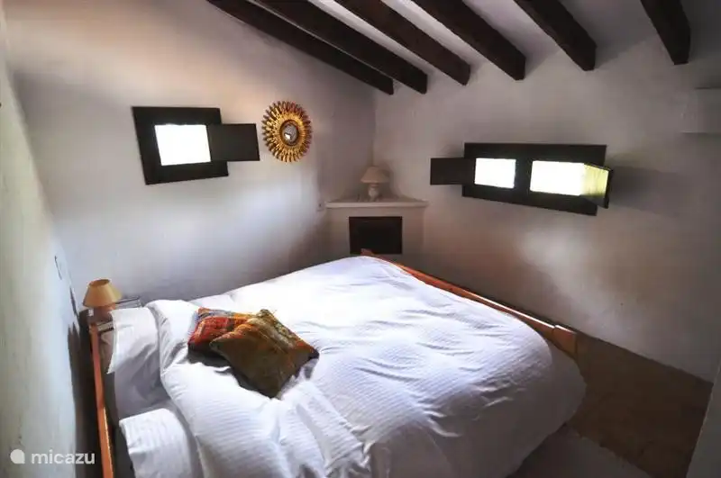 Chambre spacieuse pour 2 avec salle de douche attenante.