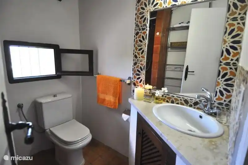 Salle de douche colorée avec toilettes.