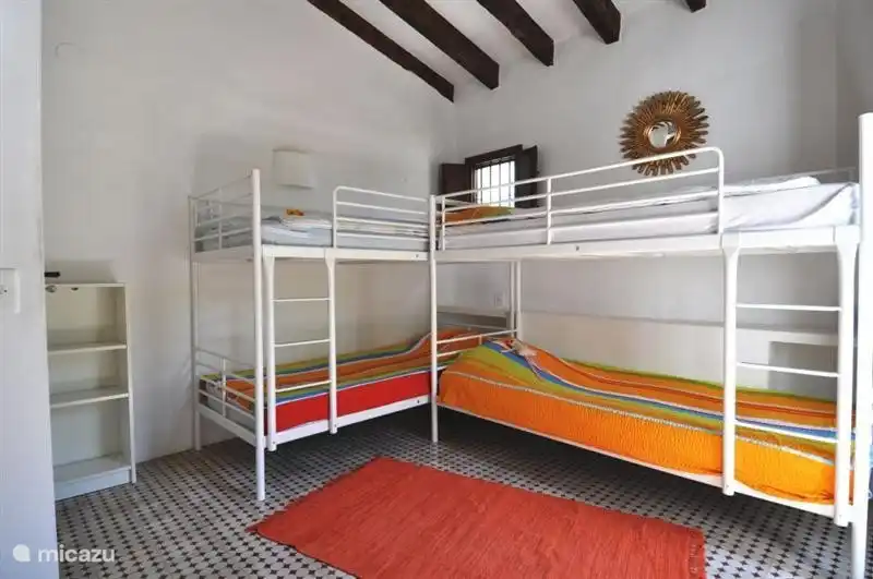 Chambre spacieuse avec 2 lits superposés - parce que dormir ensemble est tellement plus amusant pour les enfants !