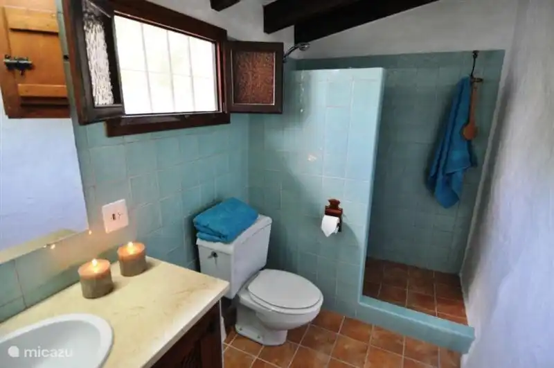 Salle de douche fraîche avec WC.