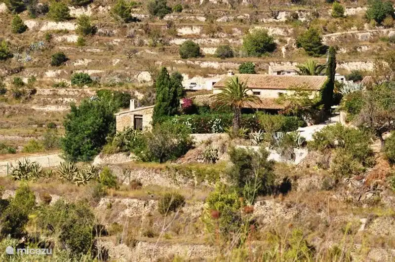 Caché, mais proche de toute l'action.