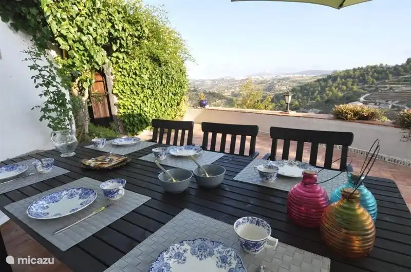 Salle à manger en plein air avec une vue imprenable.