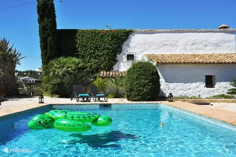 Piscine privée bleu azur, sans vis à vis !