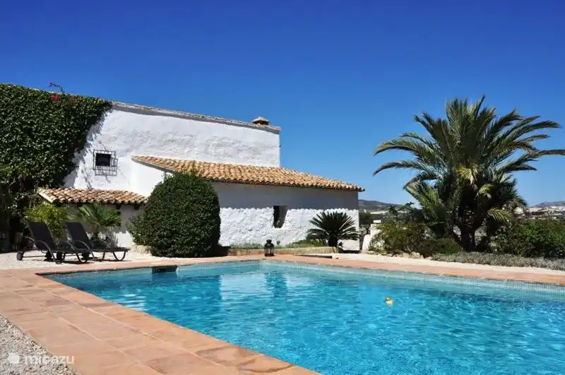 Piscine privée bleu azur, sans vis à vis !