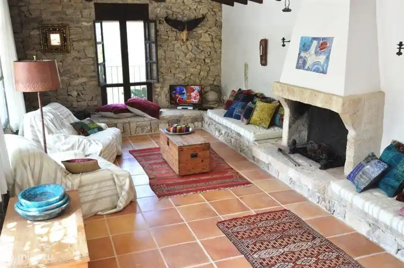 Coin salon confortable avec cheminée authentique.