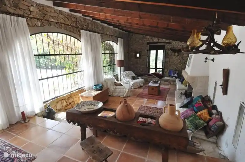 Salon spacieux avec de belles fenêtres cintrées.