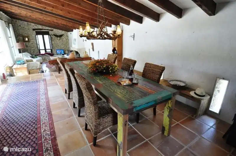 Salle à manger spacieuse pour vos indulgences culinaires.