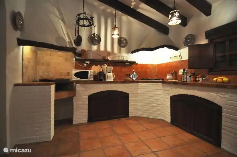 Cuisine de finca atmosphérique, avec tout le confort.