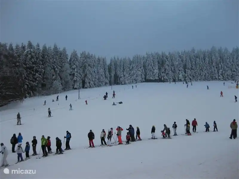 Winter, kleine Skipiste, Ende der Straße.