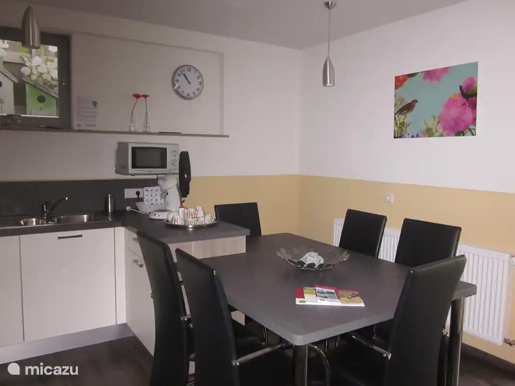 Unsere gemütliche, geräumige Küche mit Tür zur Terrasse