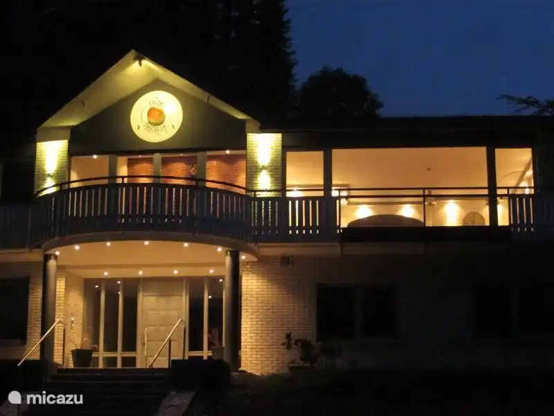 Der Eingang zur Villa Boskoop. Hier finden Sie Ruhe, Raum, Luxus und die Nähe zur Natur in einem modernen, robust und langlebig gebaute Villa. Komfortabel eingerichtet und erhielt 4 von 5 Sternen!