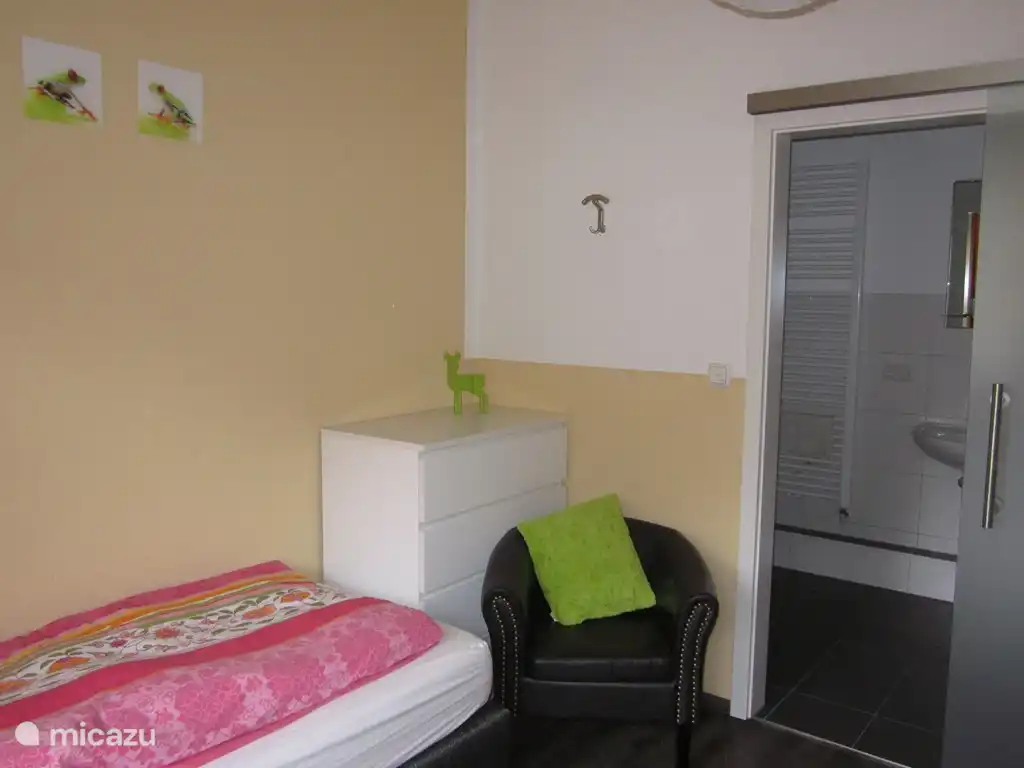 Schlafzimmer mit Schiebetür zum Bad