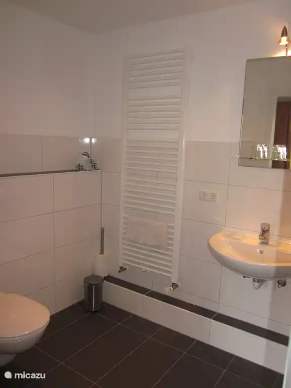 Badezimmer neben dem Schlafzimmer, angepasst