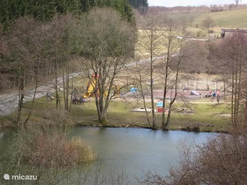 Blick von der Villa, mit Spielplatz.