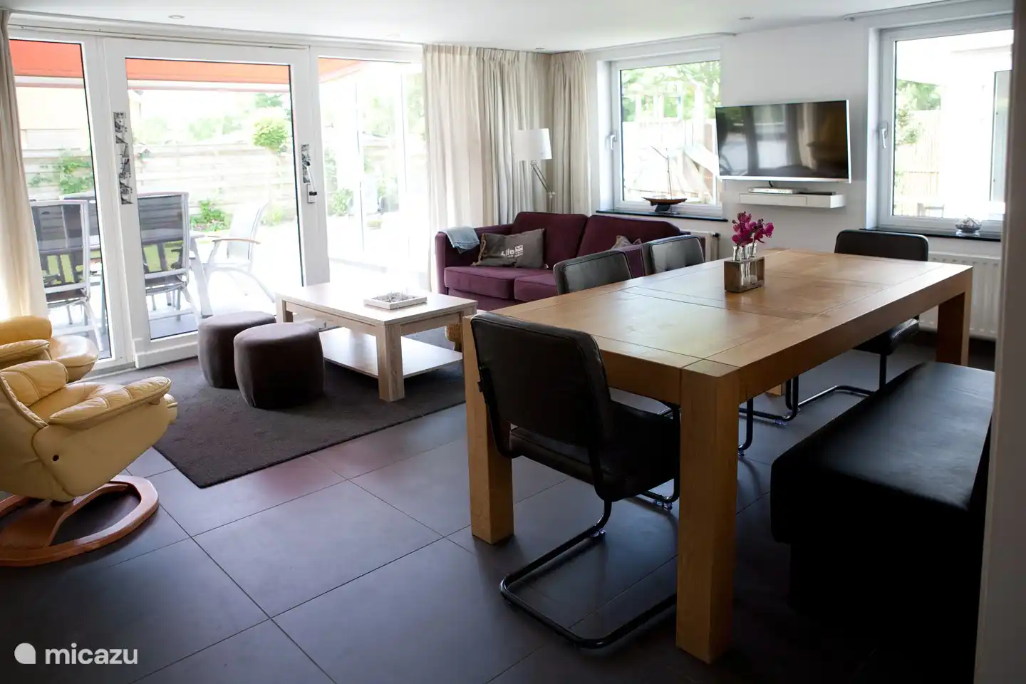 Das Wohn-/Esszimmer ist durch die vielen Fenster schön hell
