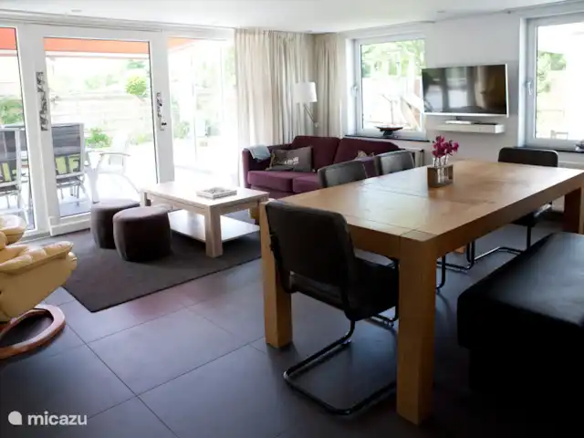 Le Tureluur | Pays-Bas, Zélande, Renesse - bungalow Le salon/salle à manger est agréable et lumineux grâce aux nombreuses fenêtres