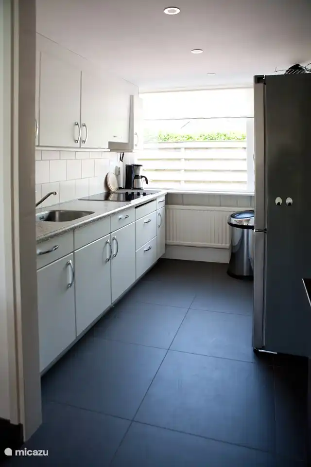 Geräumige Küche, komplett ausgestattet und sehr voll ausgestattet. inkl. Umluftofen, Mikrowelle & Geschirrspüler.