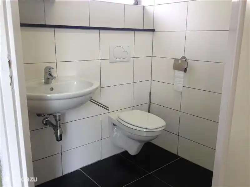 Badezimmer mit Dusche und WC