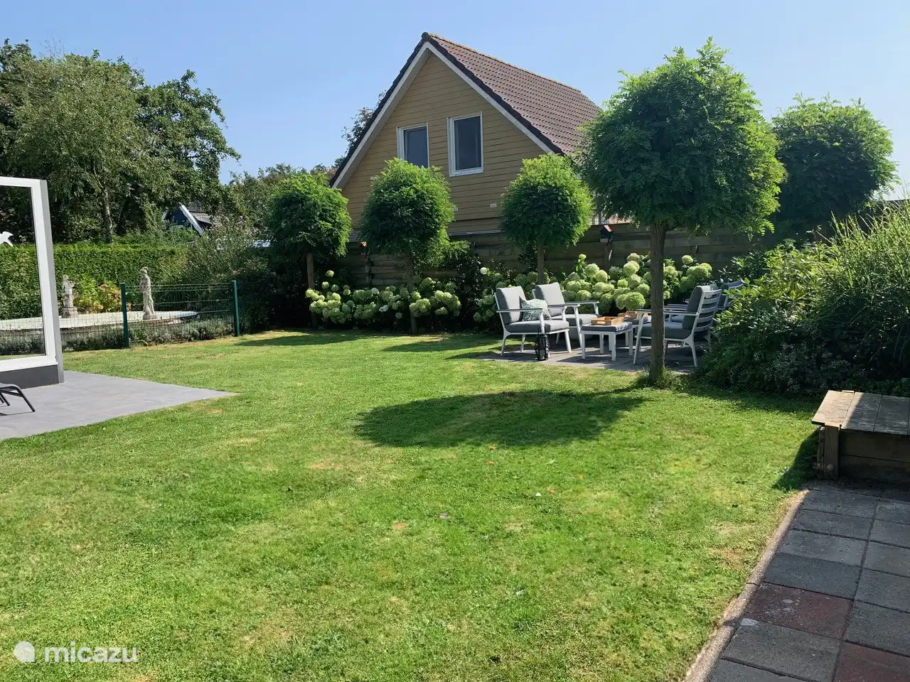 Schöner Bungalow mit großem, abgeschiedenem Garten, komplett eingezäunt, mit viel Privatsphäre und Sonnenstunden. 2 Bäder und Inkl. Fahrräder, Wagen, Grill!