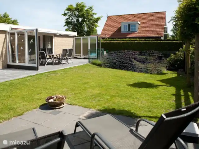 Le Tureluur | Pays-Bas, Zélande, Renesse - bungalow Si le soleil ne veut briller qu'un peu, il fera bientôt merveilleusement chaud sur cette terrasse abritée du vent. Heureusement, le soleil brille souvent en Zélande !