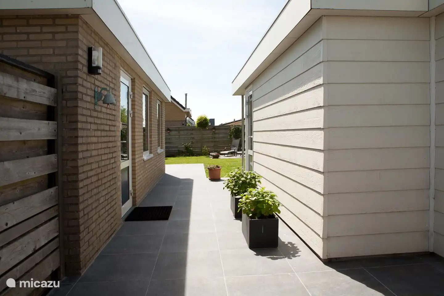 Eingang zum Haupthaus und zum separaten Chalet. Es gibt auch einen kleinen Schuppen, in dem die Fahrräder bereits auf Sie warten!