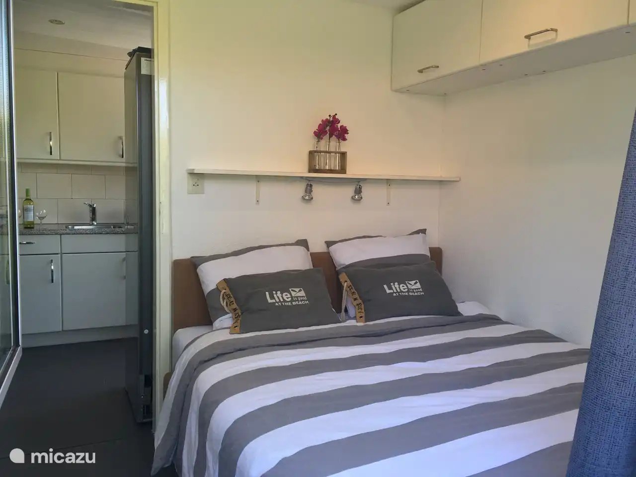 Schlafzimmer 1 mit 1 Doppelbett. kleine gemütliche Schlafzimmer mit viel Licht und viel Stauraum