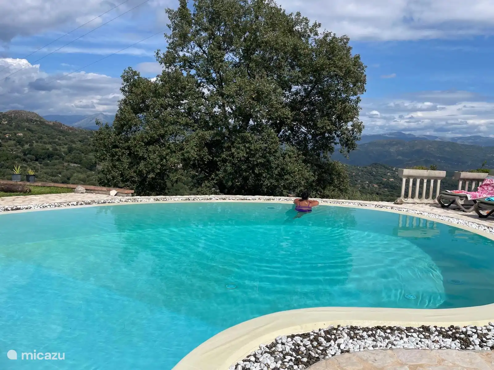 Colgado sobre el borde de la piscina con vistas al valle 