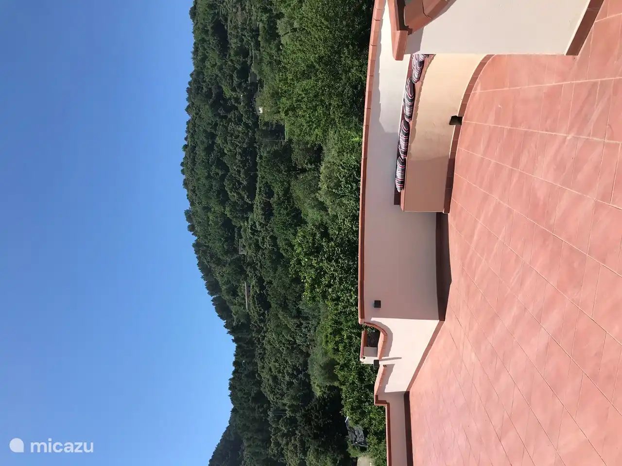 La terraza de la azotea en el segundo piso.