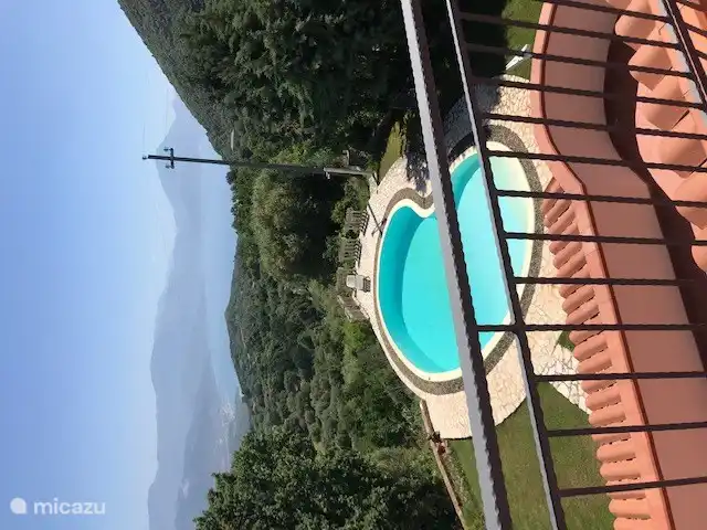 La piscina desde la terraza de la azotea con una vista fantástica.