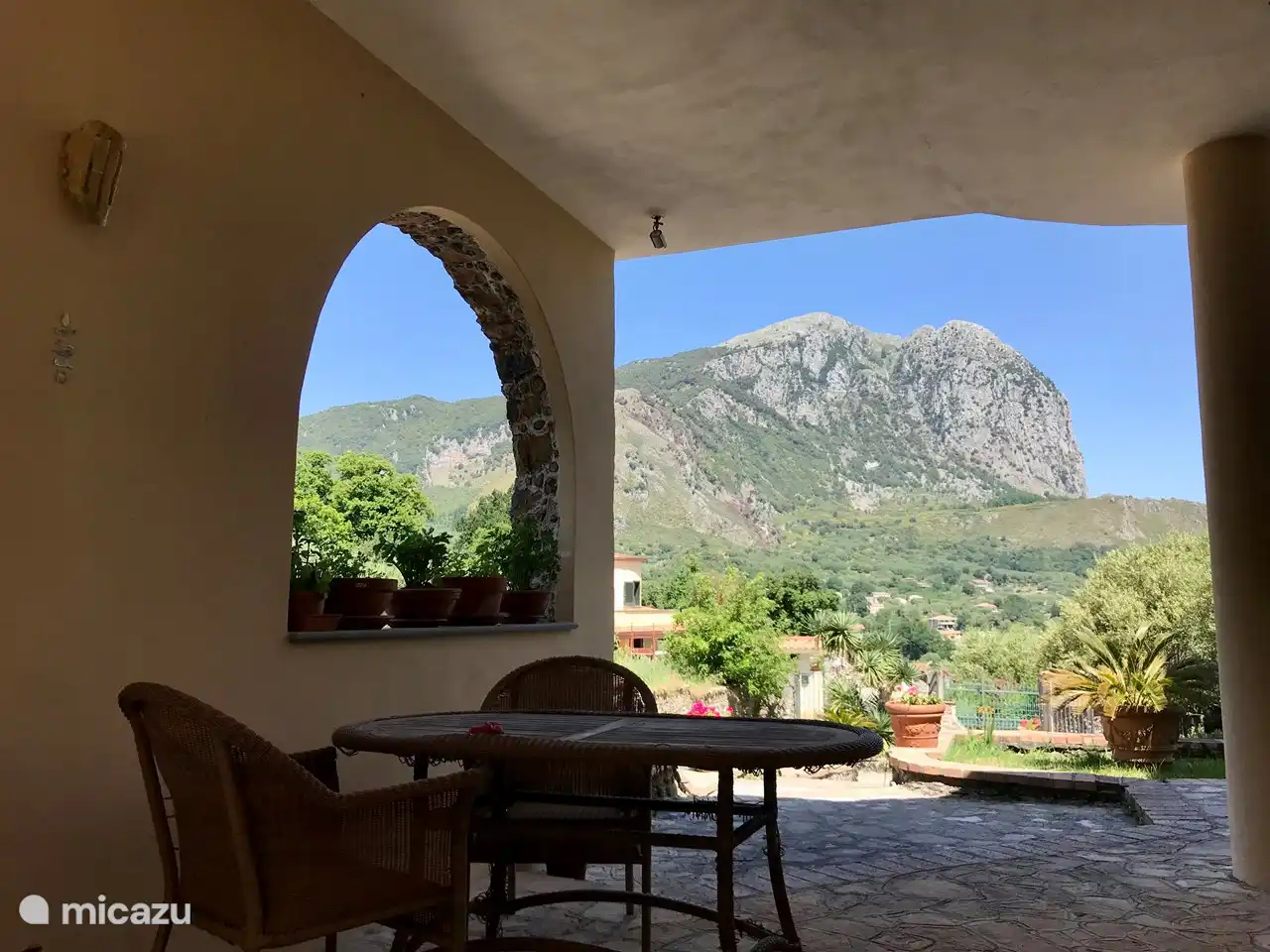 Terraza sombreada en la parte delantera de la casa con vistas al Monte Bulgharia